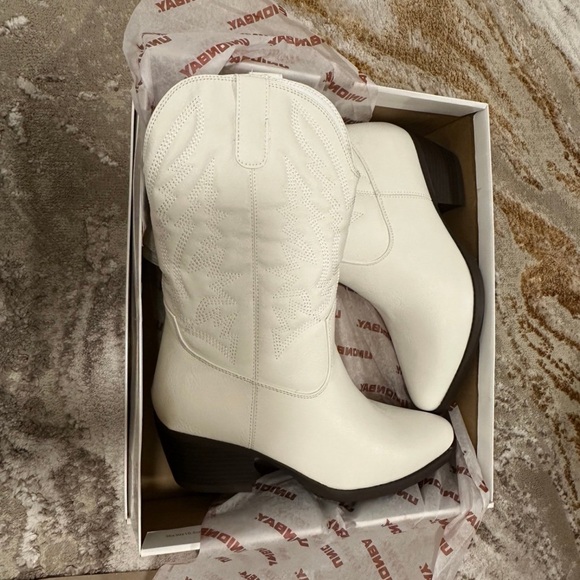 NEW IN BOX UnionBay White Cowboy Boots 8.5 - Picture 1 of 4